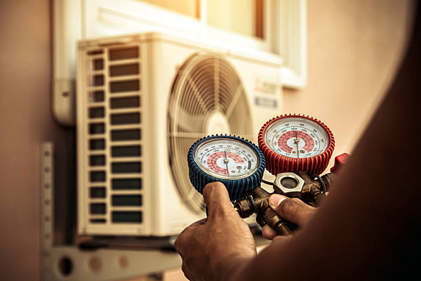 Professional Hvac technician working in Dunnellon, FL